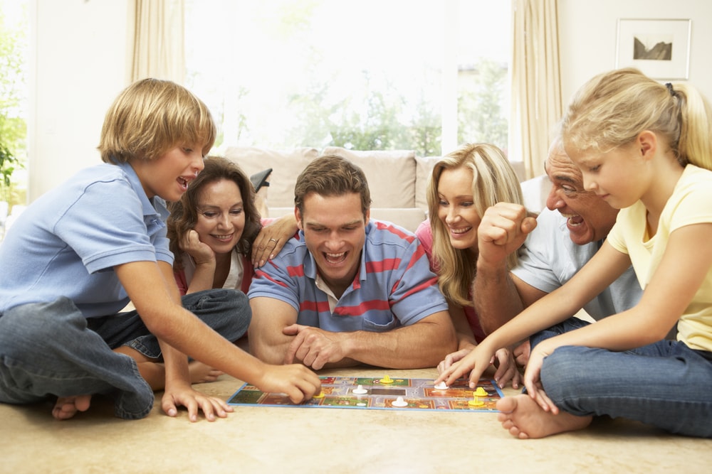 Family Playing Games Together: Cách Kết Nối và Gắn Kết Gia Đình Qua Trò Chơi